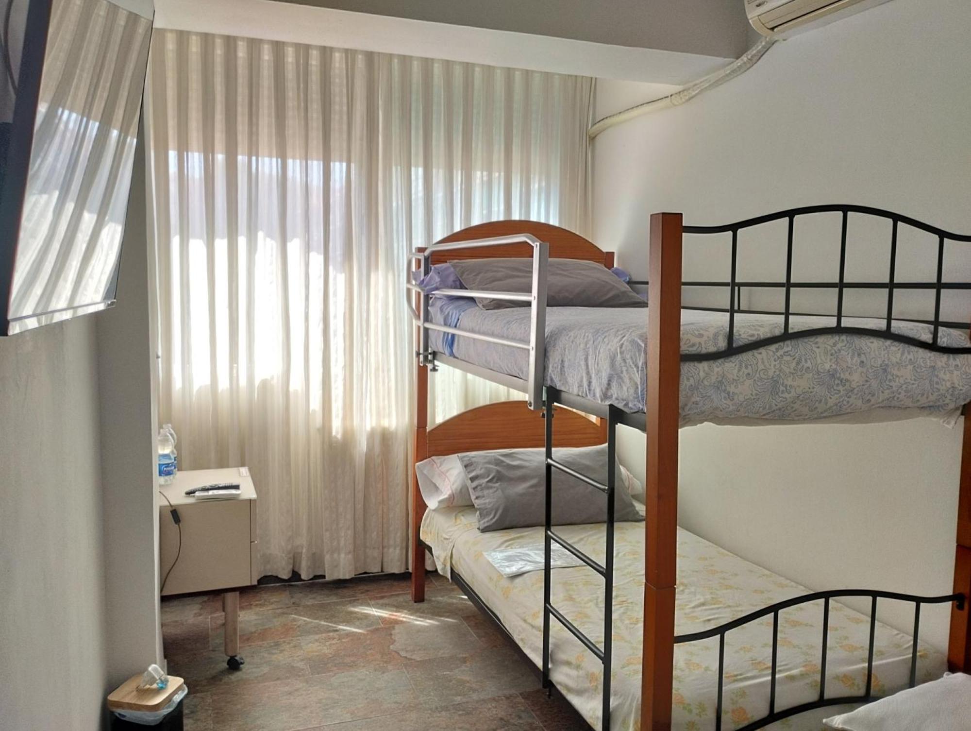 Habitaciones Individuales En Apartamento Madrid Kültér fotó