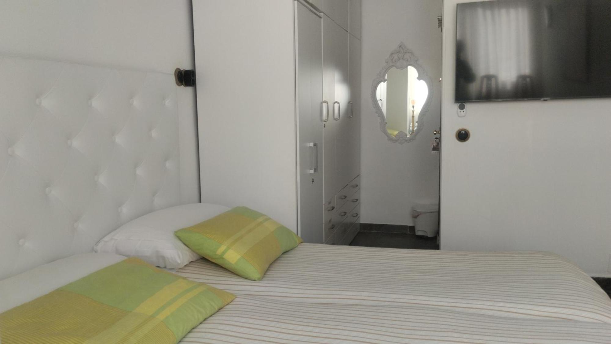 Habitaciones Individuales En Apartamento Madrid Kültér fotó